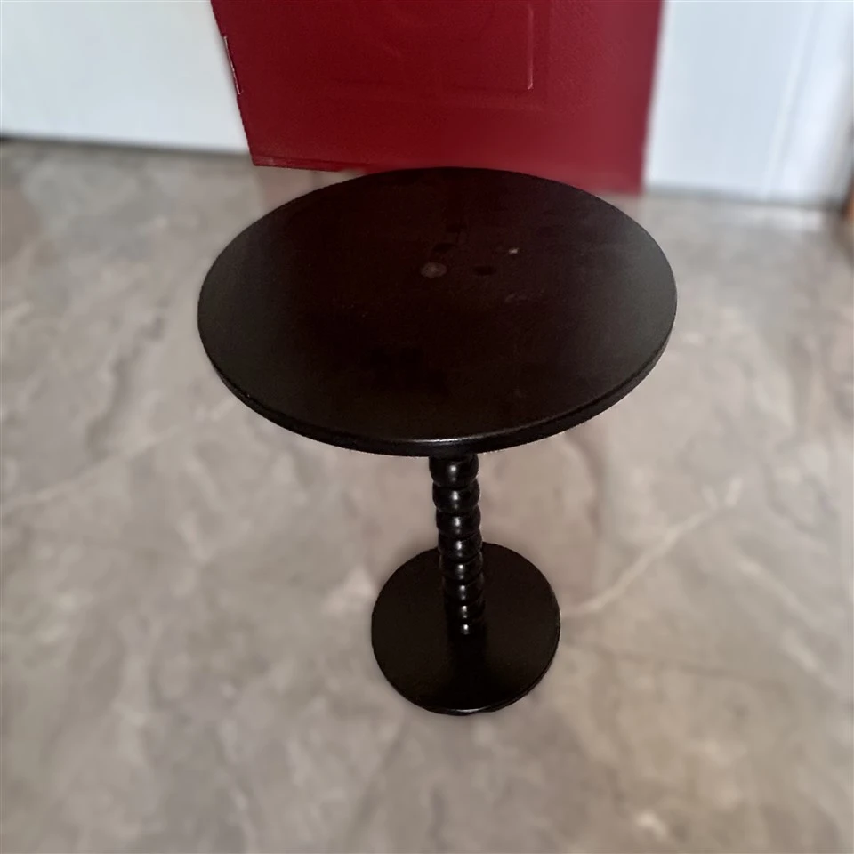 Mesa redonda preta de madeira