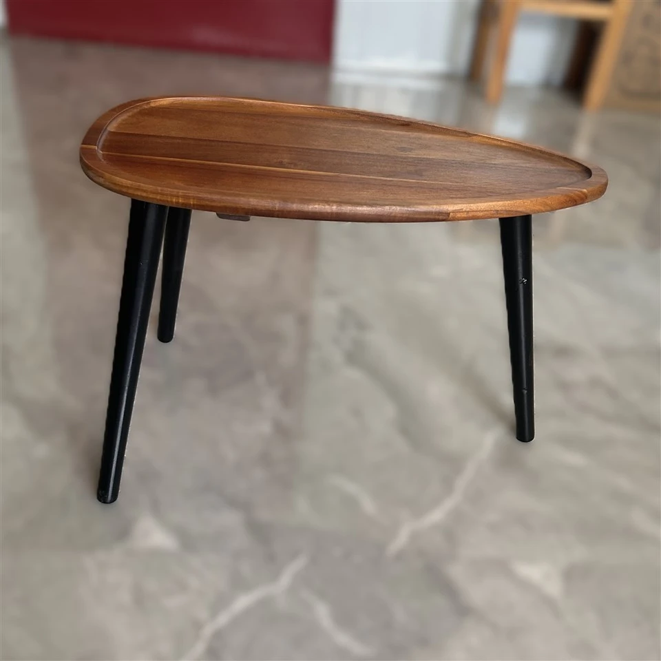 Mesa de jantar de madeira com três pernas